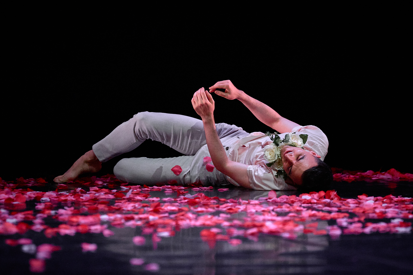 La danza emergente del bailarín Cristian Martín llega a Valencia con ‘S E R’, su primera incursión coreográfica