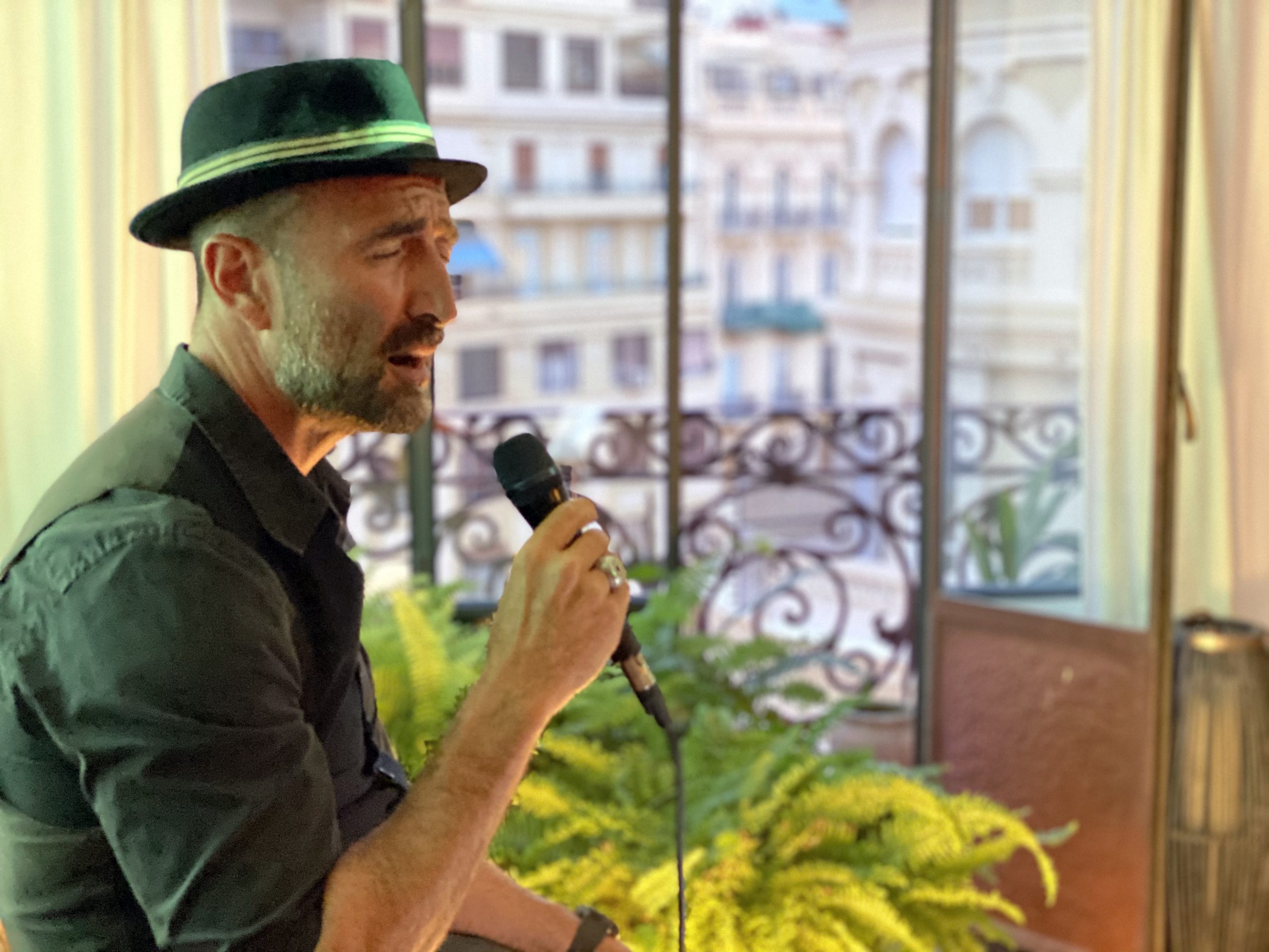 PON UN CROONER EN TU VIDA – JAVIER BOTELLA presenta su nuevo proyecto musical de microconciertos