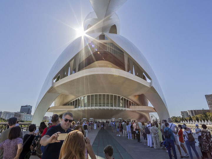 Más de 8.800 personas disfrutan de la Jornada de Puertas Abiertas del Palau de les Arts