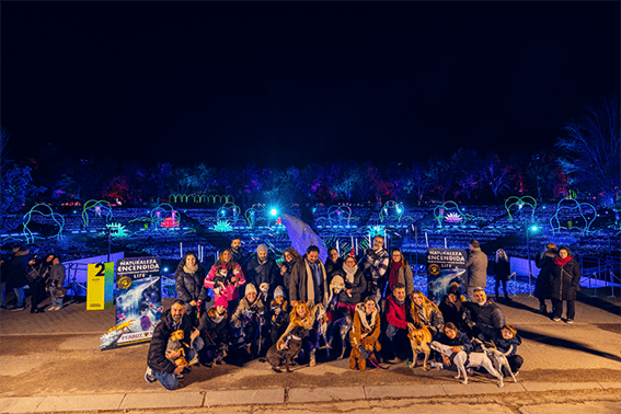 Multitudinario acto de mascotas y sus dueños para festejar la nueva línea Pet Friendly de la experiencia lumínica LIFE