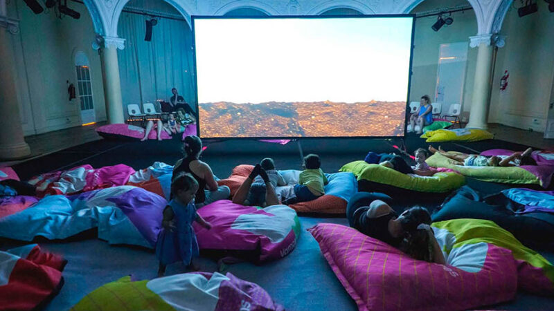 La Sala L’Horta propone a los más pequeños una experiencia inmersiva audiovisual para descubrir la tierra, el aire, el fuego y el agua 