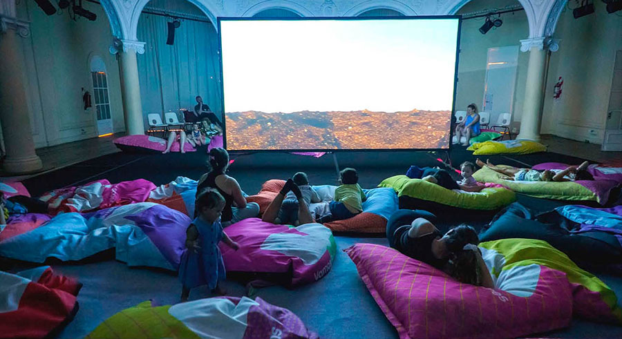 La Sala L’Horta propone a los más pequeños una experiencia inmersiva audiovisual para descubrir la tierra, el aire, el fuego y el agua 