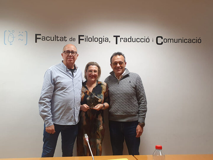 El Escalante recibe el Premi de la Crítica del Institut de Filologia por su contribución al valenciano en las artes escénicas