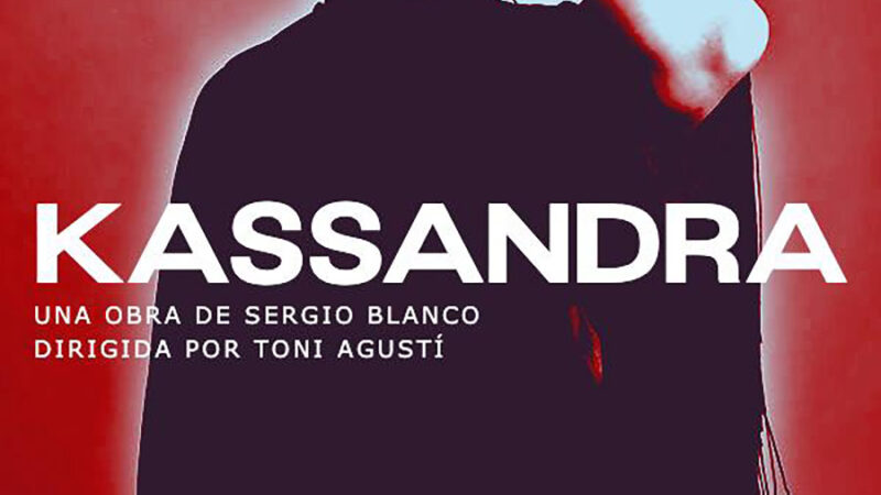 El Teatre Micalet estrena “Kassandra”, monólogo de Sergio Blanco interpretado en “broken English” por la heroína de la mitología griega convertida en una migrante de nuestro tiempo