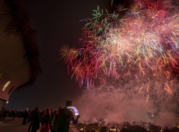 Les Arts abre sus terrazas para disfrutar de los castillos de Fallas desde sus impresionantes vistas