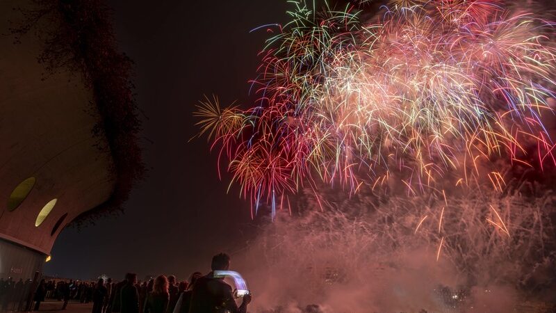 Les Arts abre sus terrazas para disfrutar de los castillos de Fallas desde sus impresionantes vistas