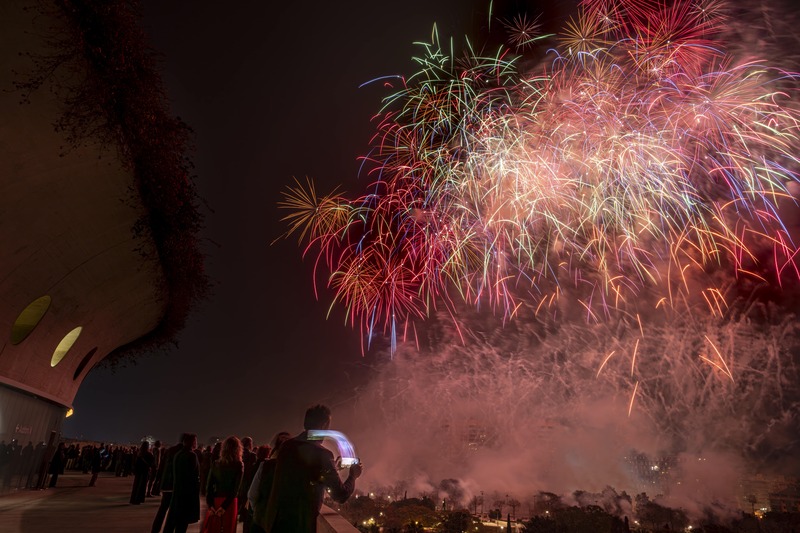 Les Arts abre sus terrazas para disfrutar de los castillos de Fallas desde sus impresionantes vistas