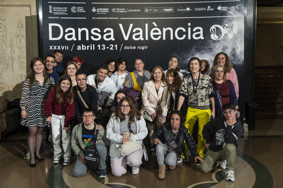 Dansa València fomenta la inclusión a través de talleres de danza para personas con discapacidad visual y jóvenes migrantes