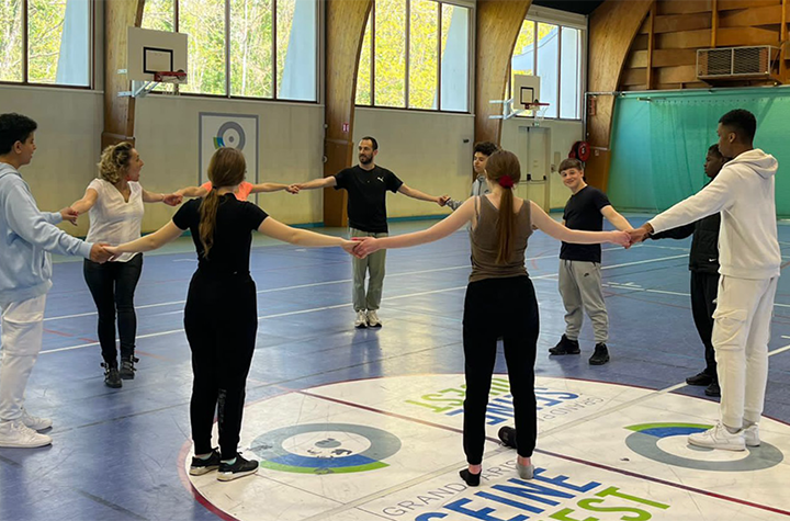 ‘Bailamos para estar juntas’ en Espai LaGranja revisa los roles de género de los bailes de salón