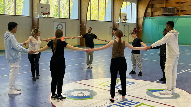 ‘Bailamos para estar juntas’ en Espai LaGranja revisa los roles de género de los bailes de salón