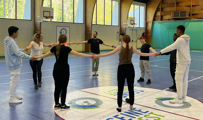 ‘Bailamos para estar juntas’ en Espai LaGranja revisa los roles de género de los bailes de salón